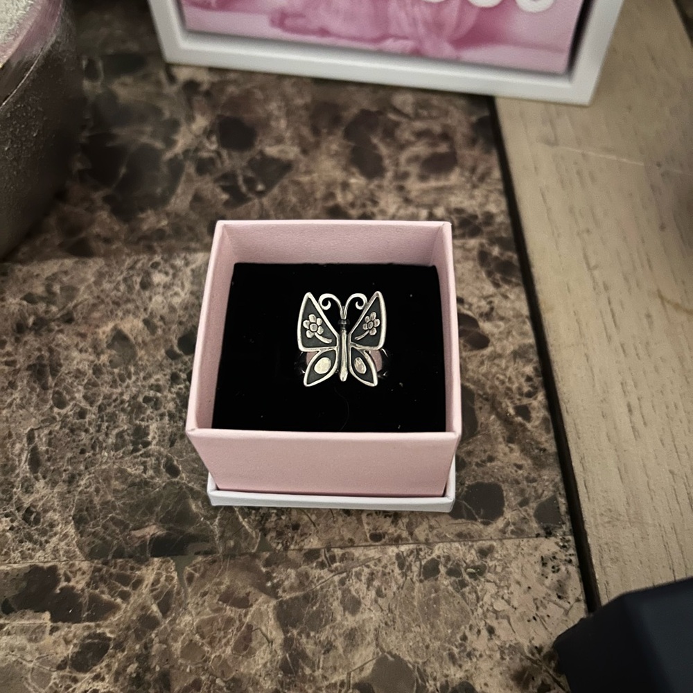Sold ****
James Avery Mariposa Ring ( retired)